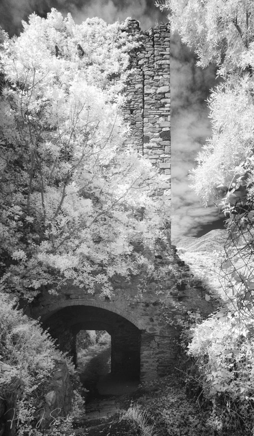 2017_09_19_Italy 10192-3Pano-Edit1000.jpg - I'm not sure what this structure was below the cemetery on San Cristoforo hill, infrared.